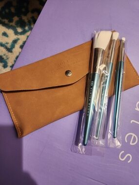 Elaina Badro Baby Blues 3 Piece Makeup Brush Set, which includes a storage bag.